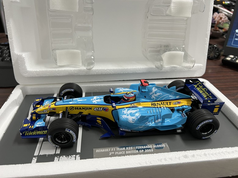 [開箱]F1 1/18 RENAULT R25 FERNANDO ALONSO BRITISH GP
