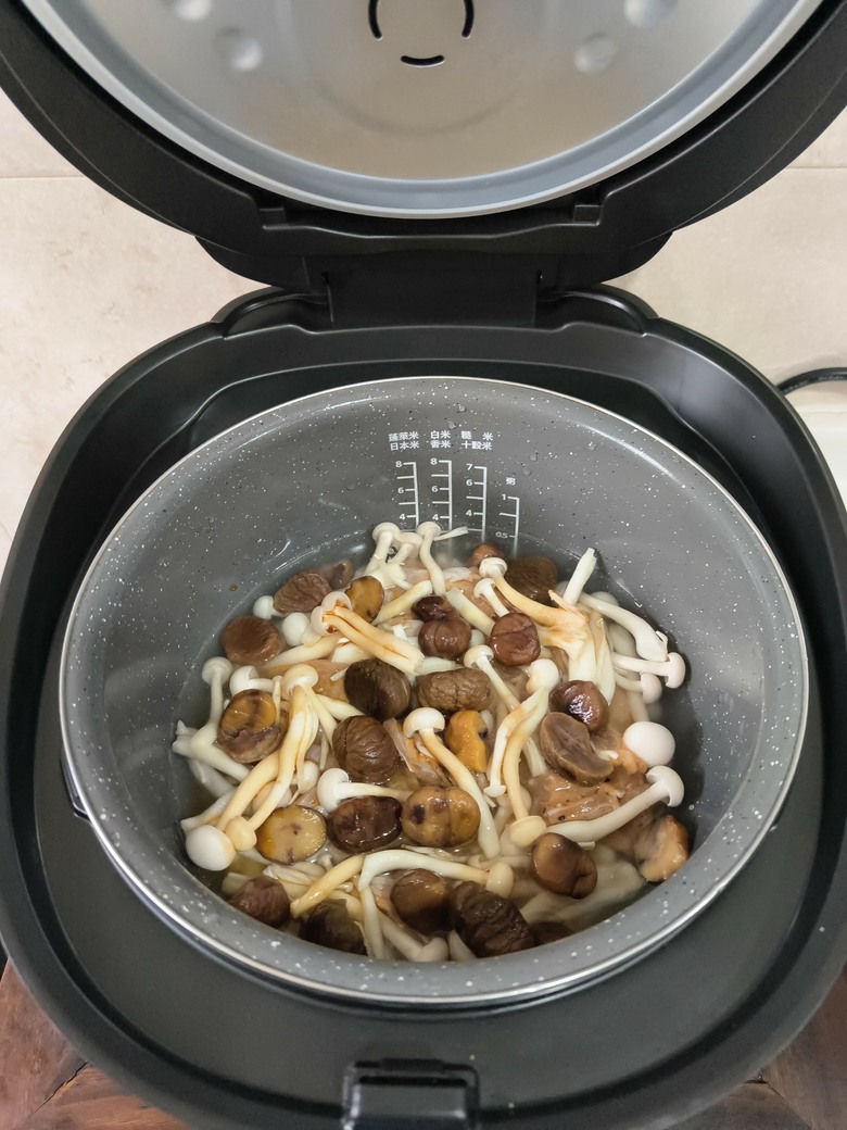 粟子季節來囉~來個粟子燒雞煲仔飯