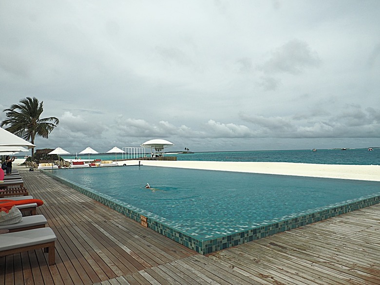 入住The Standard Maldives、碼頭邊珊瑚礁浮潛、出海賞海豚、環礁潟湖體驗 — 赤道三國文化休閒行旅 之 馬爾地夫篇 第一回 潟湖泳池水上屋(Lagoon Overwater Pool Villa)