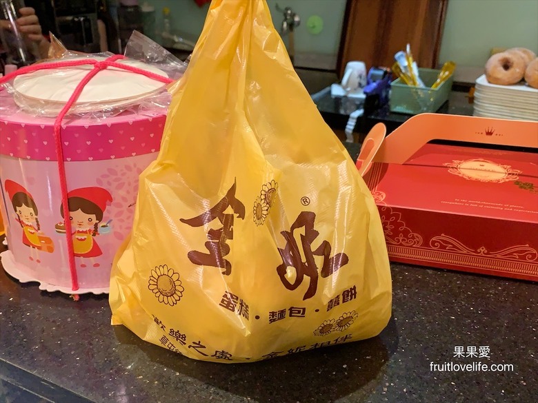 點我看大圖 在地老品牌,生日蛋糕、蛋黃酥、小月餅、白雪酥、年節送禮,平價麵包通通都有