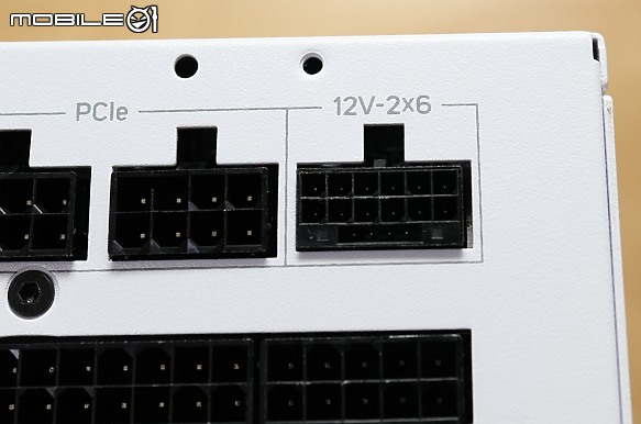 點我看大圖 開箱 FSP 全漢 VITA 850W ATX3.1 白色版