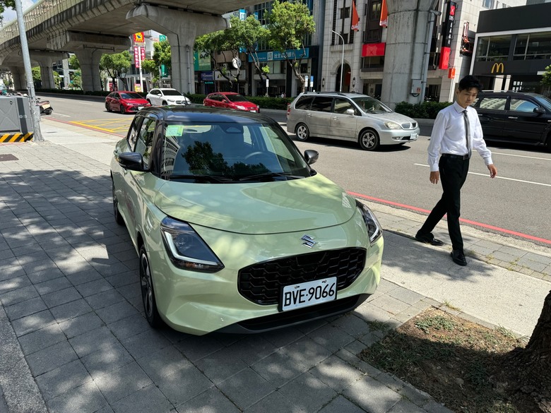 [試駕分享] 不想買小休旅、預算又只有 80 萬以內，就去看了 Swift