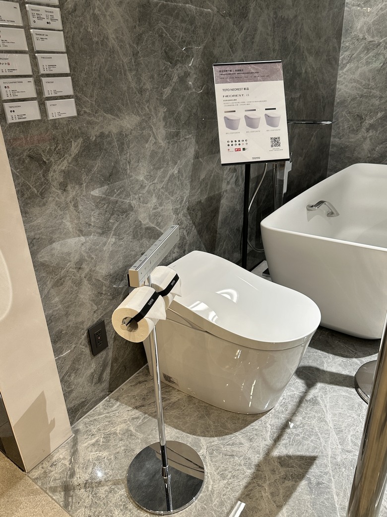 TOTO NEOREST or 凱撒自動馬桶?