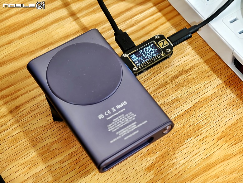 點我看大圖 THINKTHING 雙向磁吸充電組開箱實測 – MagSafe 行動充電器到底有多強?