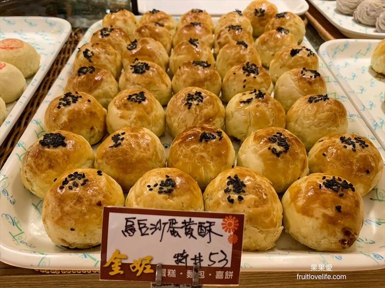 點我看大圖 在地老品牌,生日蛋糕、蛋黃酥、小月餅、白雪酥、年節送禮,平價麵包通通都有