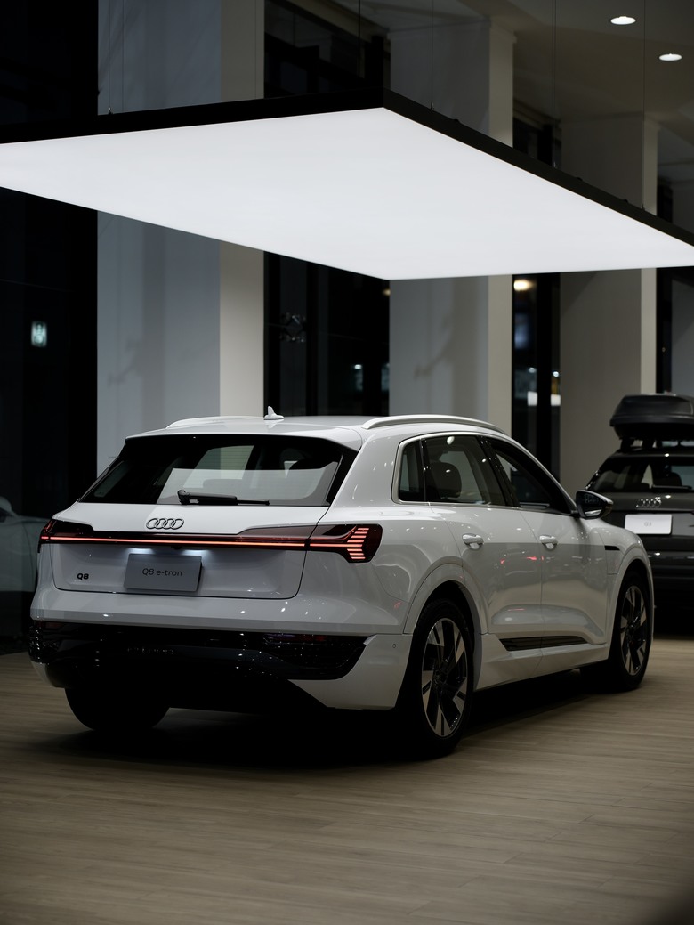 Audi Q8 e-tron 50 quattro advanced 進化版｜金屬冰川白 Glacier White 2Y｜實車照片分享
