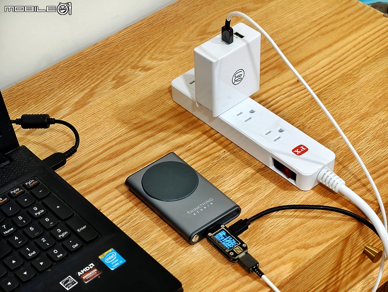 點我看大圖 THINKTHING 雙向磁吸充電組開箱實測 – MagSafe 行動充電器到底有多強?
