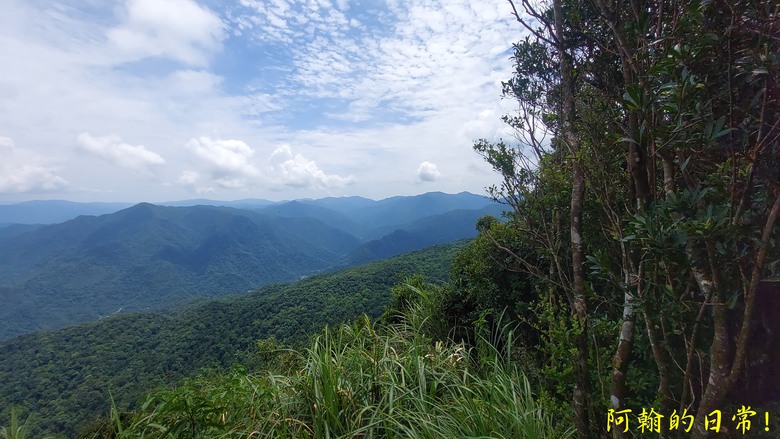 [郊山走走] 一個人的山林｜走走三山一峰的烏來三山