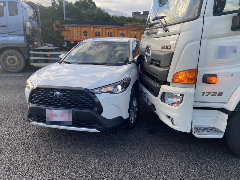 大車偏來偏去，最終追撞多元計程車，新增大車視角