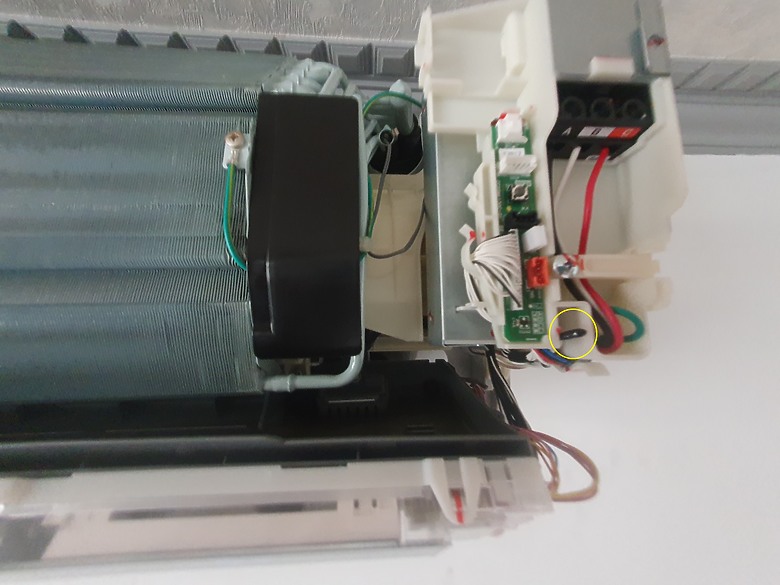 解決忽冷忽熱的問題，可以把熱敏電阻移到冷氣下方，冷氣顯示溫度會與室溫較一致