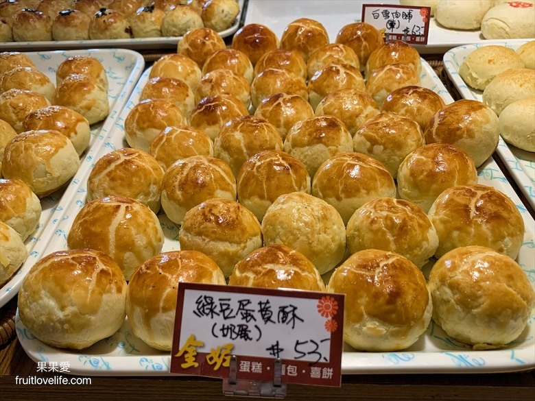 點我看大圖 在地老品牌,生日蛋糕、蛋黃酥、小月餅、白雪酥、年節送禮,平價麵包通通都有