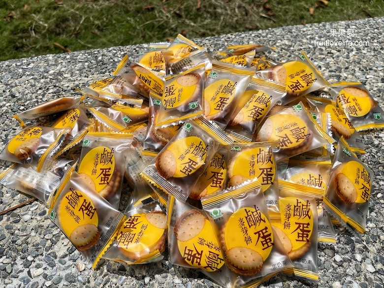 點我看大圖 好吃不黏牙的麥芽餅,烤過的餅乾香氣加上不甜膩的餡料,讓我們拆了一包還會想繼續吃下包