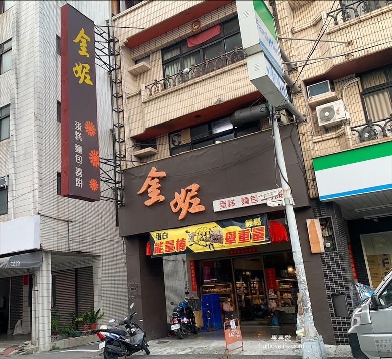 點我看大圖 在地老品牌,生日蛋糕、蛋黃酥、小月餅、白雪酥、年節送禮,平價麵包通通都有