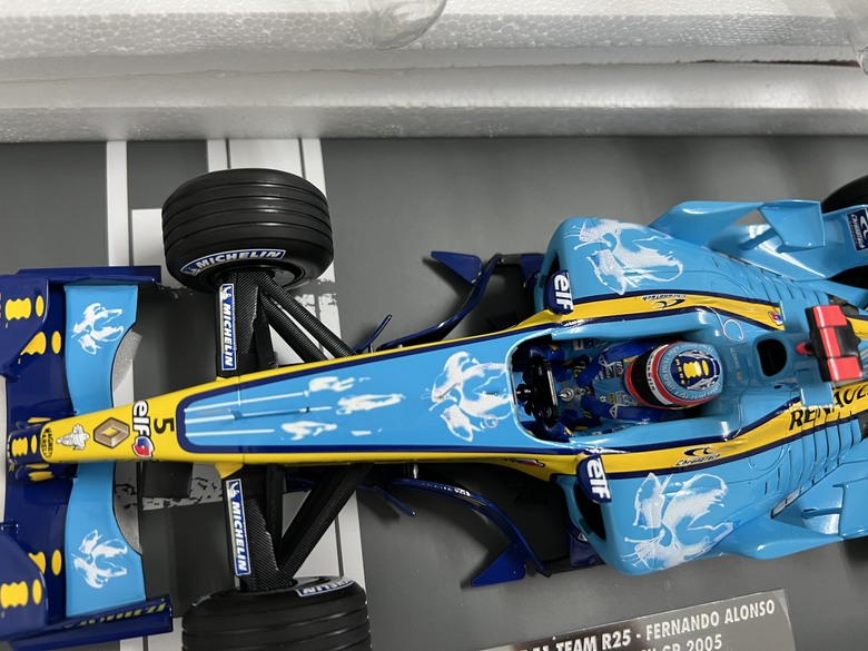 [開箱]F1 1/18 RENAULT R25 FERNANDO ALONSO BRITISH GP