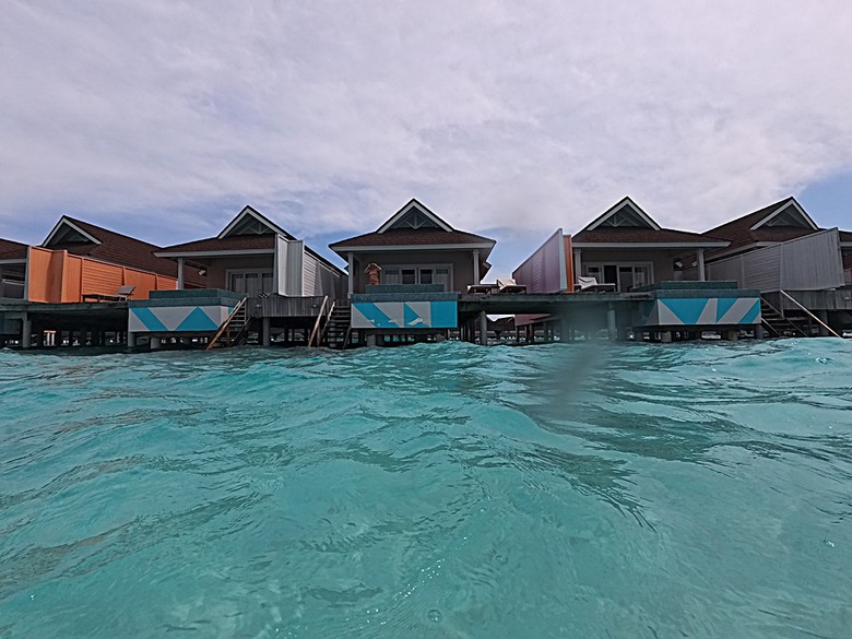 入住The Standard Maldives、碼頭邊珊瑚礁浮潛、出海賞海豚、環礁潟湖體驗 — 赤道三國文化休閒行旅 之 馬爾地夫篇 第一回 潟湖泳池水上屋(Lagoon Overwater Pool Villa)