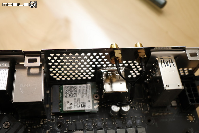 點我看大圖 Z790 末代 ITX 超頻小鋼炮 Z790I Lightning 開箱