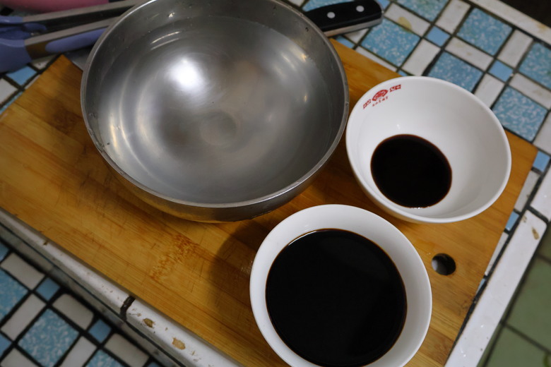 【都市小廚】體驗入口即化口感，油而不膩的美味，青蔥燉全雞 - 大漠國渡