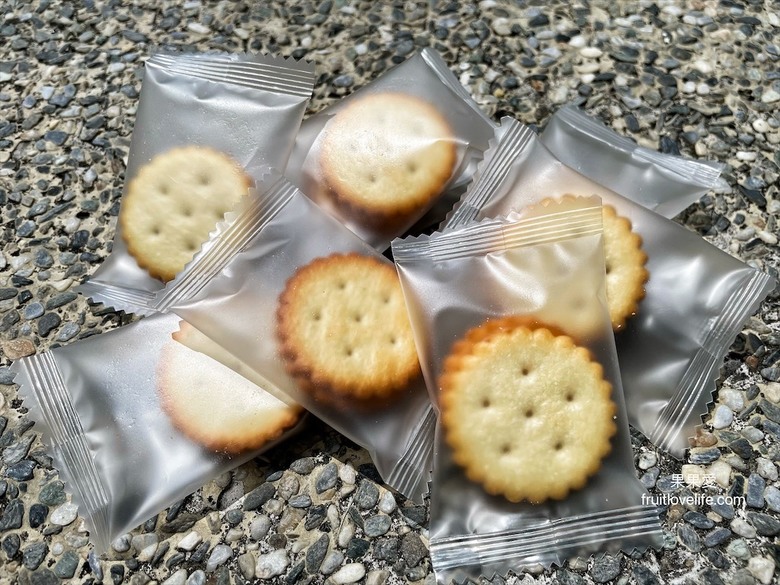 點我看大圖 好吃不黏牙的麥芽餅,烤過的餅乾香氣加上不甜膩的餡料,讓我們拆了一包還會想繼續吃下包
