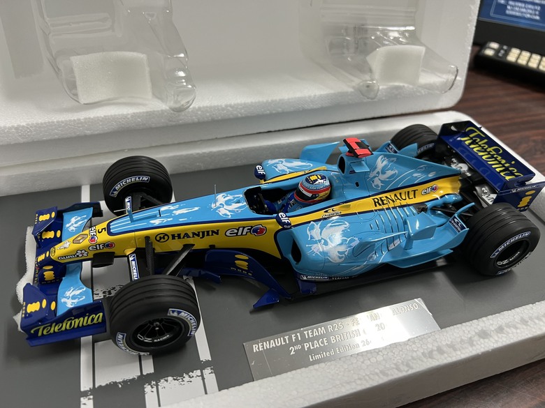 [開箱]F1 1/18 RENAULT R25 FERNANDO ALONSO BRITISH GP