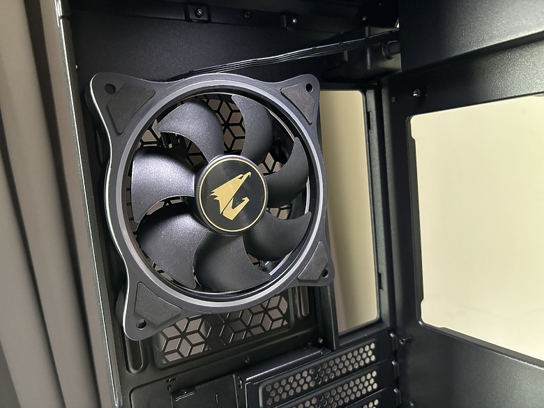 「鷹姿颯爽」飆酷登場！技嘉 AORUS C400 GLASS 機殼開箱