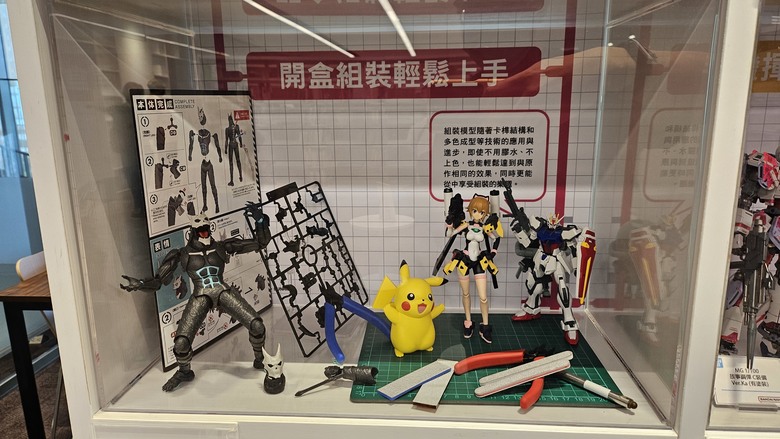 鋼彈立於桃園市立圖書館 - 鋼彈45周年紀念特展 -