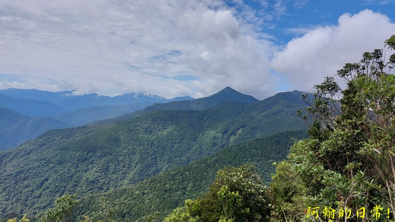 [郊山走走] 一個人的山林｜走走三山一峰的烏來三山
