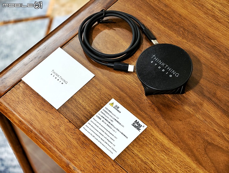點我看大圖 THINKTHING 雙向磁吸充電組開箱實測 – MagSafe 行動充電器到底有多強?