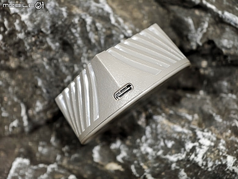 點我看大圖 THINKTHING 雙向磁吸充電組開箱實測 – MagSafe 行動充電器到底有多強?
