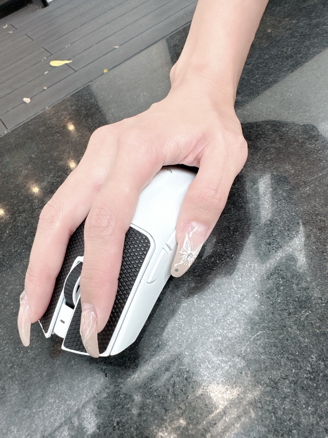 Razer Viper V3 Pro - 極輕量 光滑觸感 專業玩家打造
