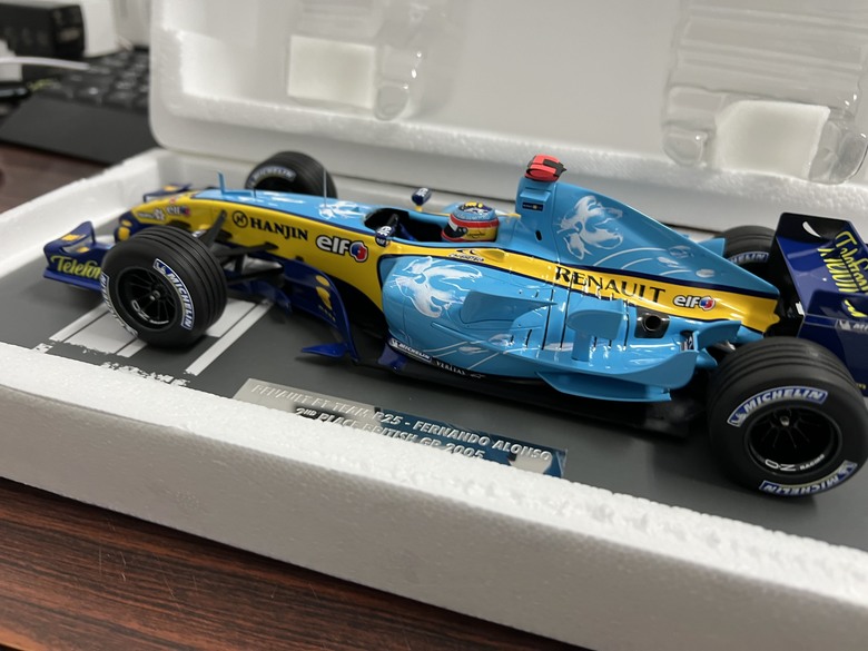 [開箱]F1 1/18 RENAULT R25 FERNANDO ALONSO BRITISH GP