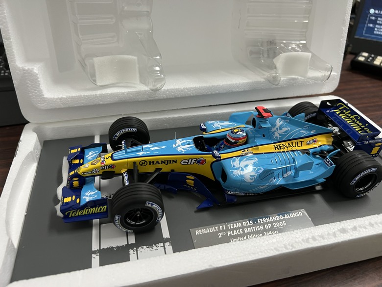 [開箱]F1 1/18 RENAULT R25 FERNANDO ALONSO BRITISH GP