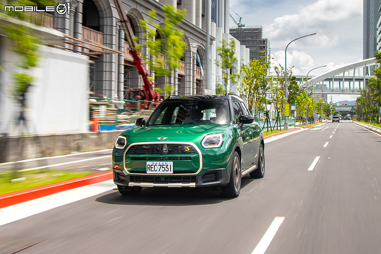MINI Countryman SE All4 試駕|帶電個性更親民,不是粉絲也動心!