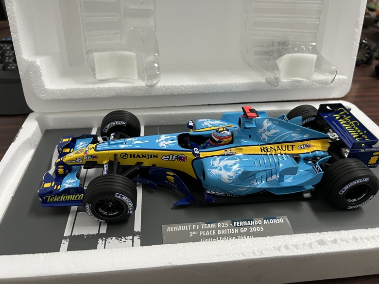 [開箱]F1 1/18 RENAULT R25 FERNANDO ALONSO BRITISH GP