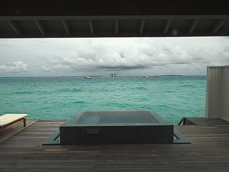 入住The Standard Maldives、碼頭邊珊瑚礁浮潛、出海賞海豚、環礁潟湖體驗 — 赤道三國文化休閒行旅 之 馬爾地夫篇 第一回 潟湖泳池水上屋(Lagoon Overwater Pool Villa)
