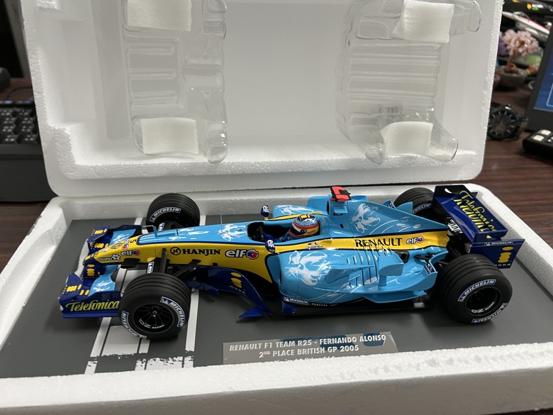 [開箱]F1 1/18 RENAULT R25 FERNANDO ALONSO BRITISH GP