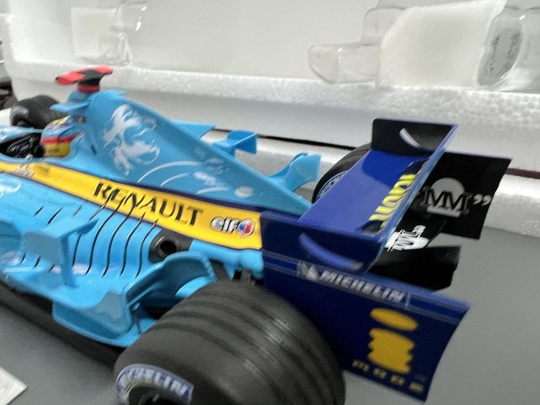 [開箱]F1 1/18 RENAULT R25 FERNANDO ALONSO BRITISH GP