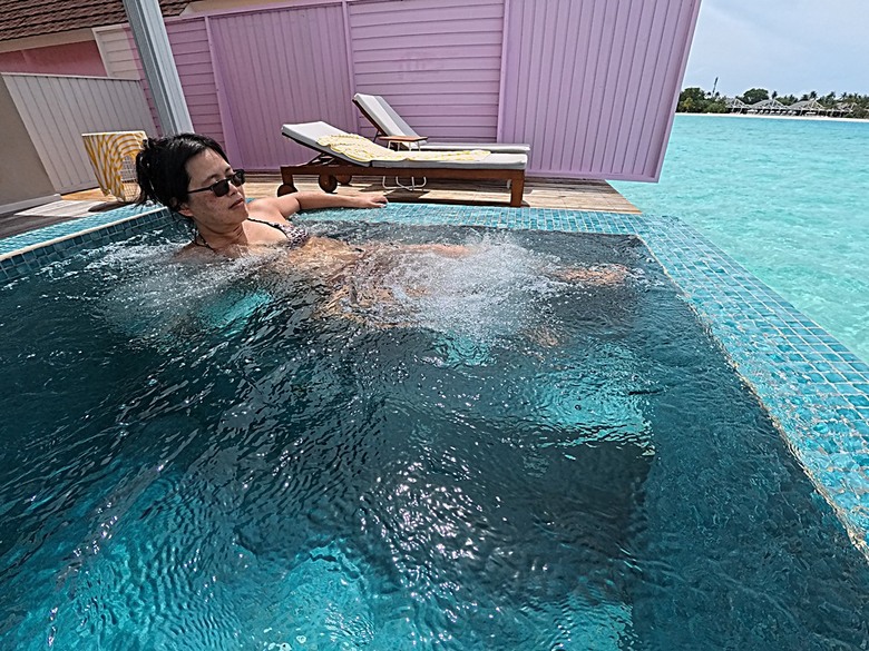入住The Standard Maldives、碼頭邊珊瑚礁浮潛、出海賞海豚、環礁潟湖體驗 — 赤道三國文化休閒行旅 之 馬爾地夫篇 第一回 潟湖泳池水上屋(Lagoon Overwater Pool Villa)