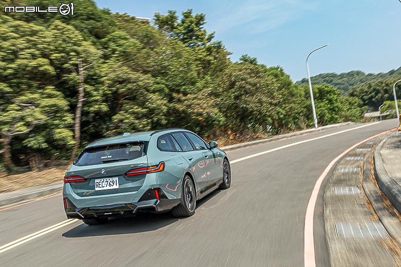 BMW i5 eDrive40 Touring 試駕|有空間有品味,市場唯一純電旅行車!