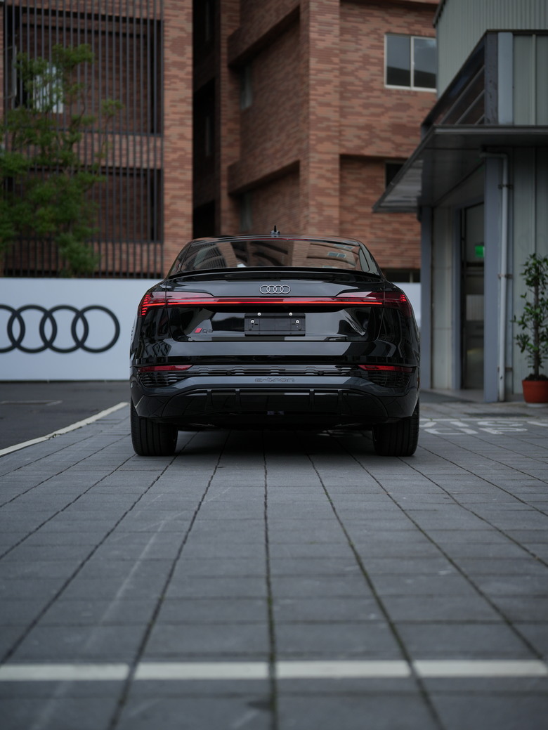 Audi Q8 sportback e-tron｜金屬神迷黑 Mythos Black 0E｜實車照片分享