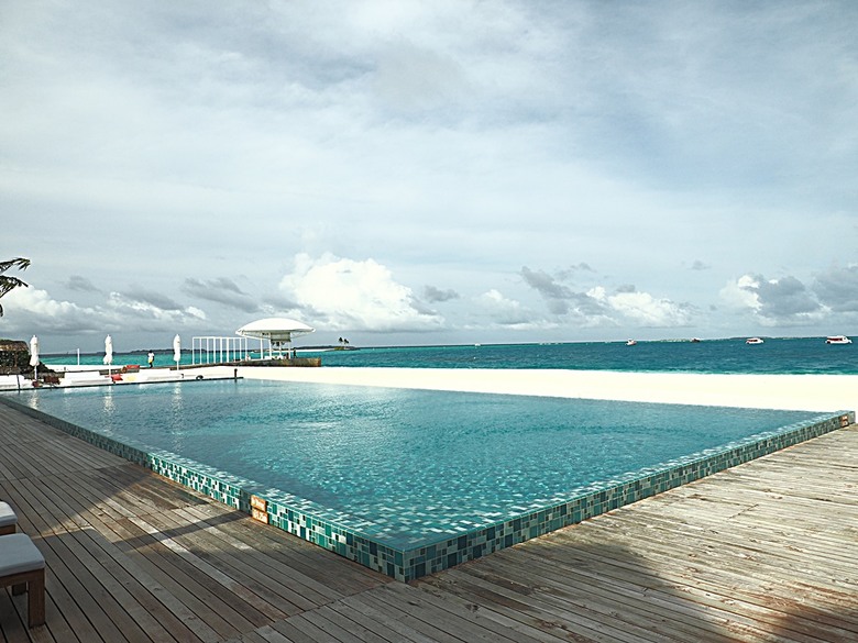 入住The Standard Maldives、碼頭邊珊瑚礁浮潛、出海賞海豚、環礁潟湖體驗 — 赤道三國文化休閒行旅 之 馬爾地夫篇 第一回 潟湖泳池水上屋(Lagoon Overwater Pool Villa)
