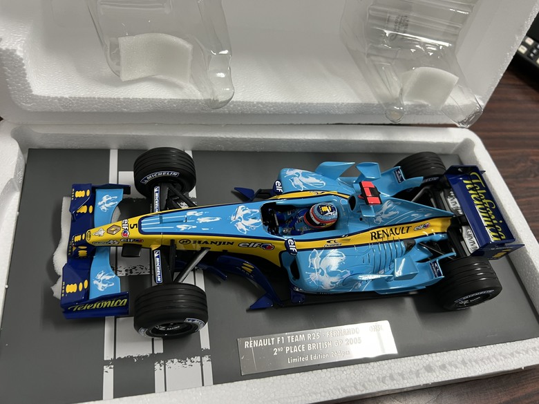 [開箱]F1 1/18 RENAULT R25 FERNANDO ALONSO BRITISH GP
