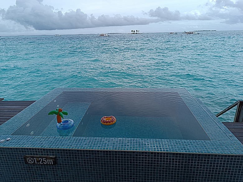 入住The Standard Maldives、碼頭邊珊瑚礁浮潛、出海賞海豚、環礁潟湖體驗 — 赤道三國文化休閒行旅 之 馬爾地夫篇 第一回 潟湖泳池水上屋(Lagoon Overwater Pool Villa)