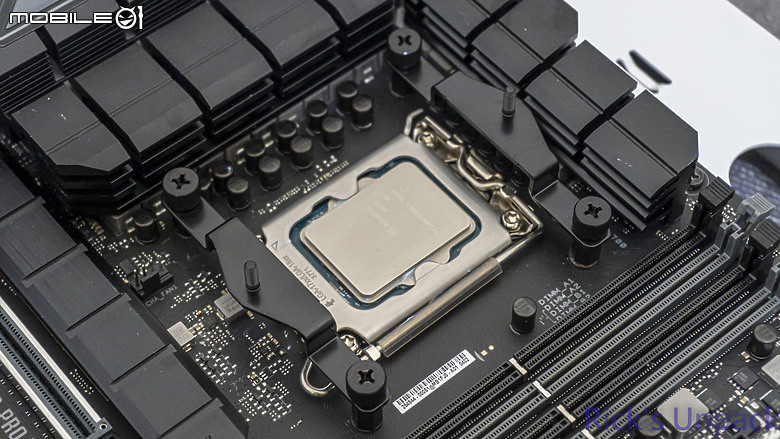 點我看大圖 【開箱】黑化塔散與RGB的結合 | Thermaltake ASTRIA 600 ARGB