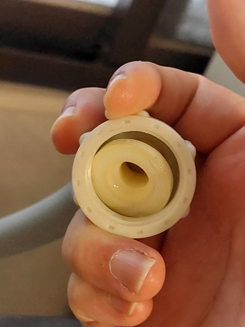 洗衣機 連接洗衣機接口的止水橡皮圈耐用度 若每周都洗衣服，大約可用多久 就需換新止水橡皮圈?