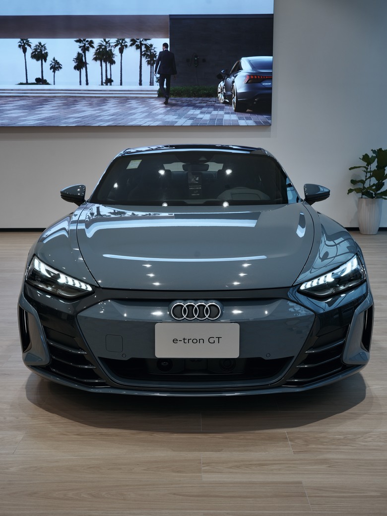 Audi e-tron GT quattro｜金屬蒼鷹灰 Kemora Gray 8R｜實車照片分享