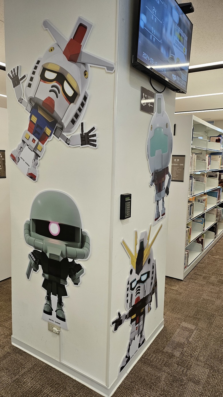 鋼彈立於桃園市立圖書館 - 鋼彈45周年紀念特展 -