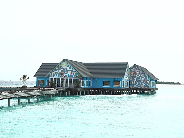 入住The Standard Maldives、碼頭邊珊瑚礁浮潛、出海賞海豚、環礁潟湖體驗 — 赤道三國文化休閒行旅 之 馬爾地夫篇 第一回 潟湖泳池水上屋(Lagoon Overwater Pool Villa)