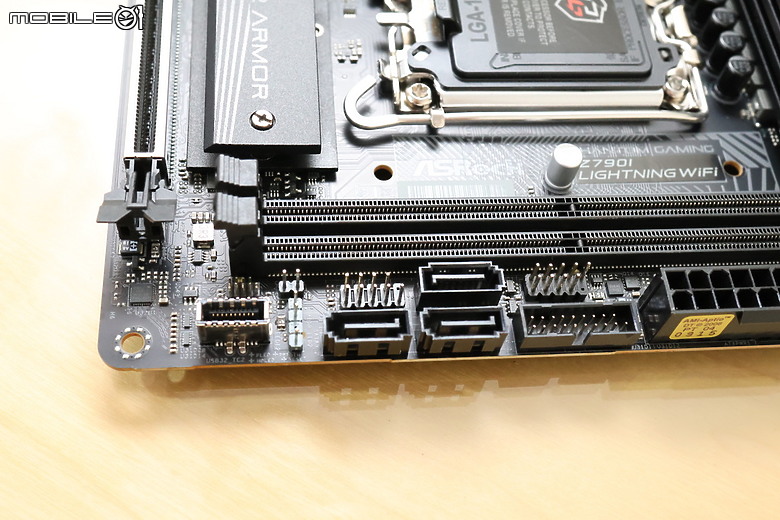 點我看大圖 Z790 末代 ITX 超頻小鋼炮 Z790I Lightning 開箱