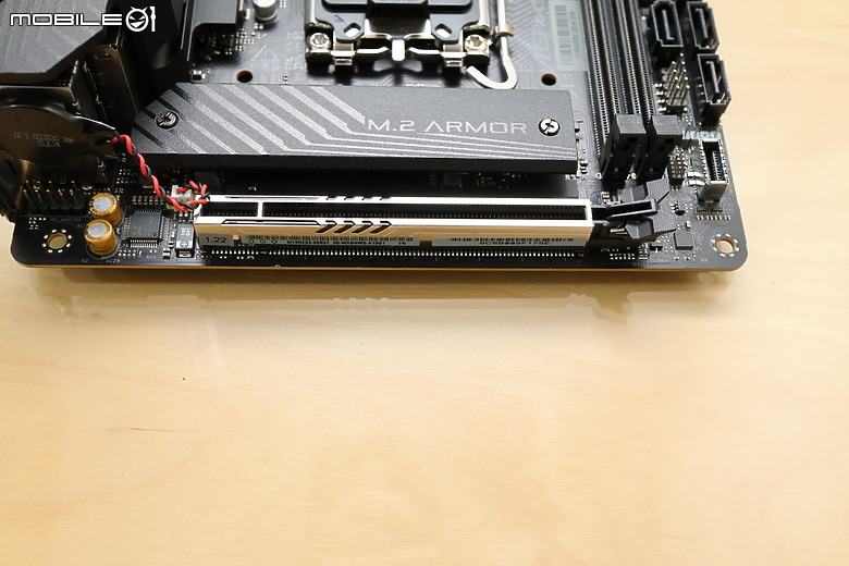 點我看大圖 Z790 末代 ITX 超頻小鋼炮 Z790I Lightning 開箱