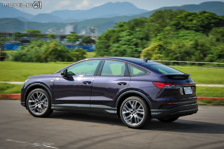 Audi Q4 Sportback e-tron 55 quattro S line 試駕|長距離電耗實測、質感與實用兼具的帥氣電動休旅車!